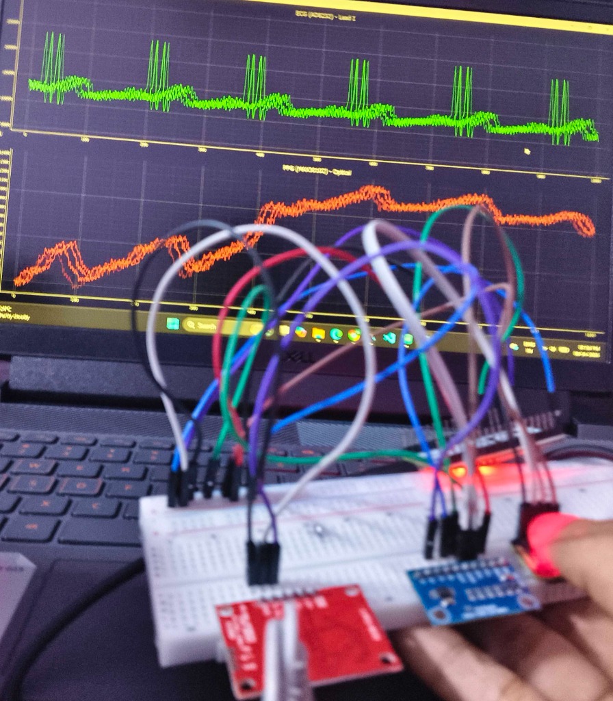 Live Dual-Trace Oscilloscope Testing: ECG and PPG with Finger Probe